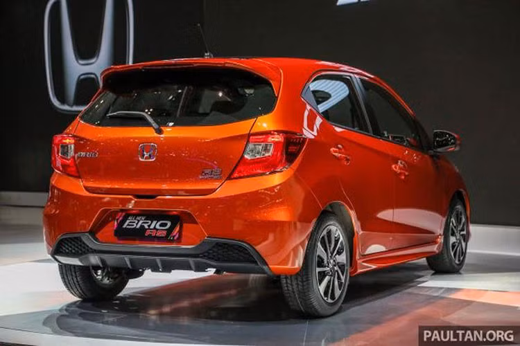 Nguồn cung cấp sức mạnh cho Honda Brio 2018 là động cơ xăng i-VTEC 4 xi-lanh, dung tích 1,2 lít lấy từ thế hệ cũ. Động cơ này tạo ra công suất tối đa 90 mã lực tại tua máy 6.000 vòng/phút và mô-men xoắn cực đại 110 Nm tại tua máy 4.800 vòng/phút. Động cơ kết hợp với hộp số sàn 5 cấp hoặc CVT, truyền sức mạnh tới cầu trước.