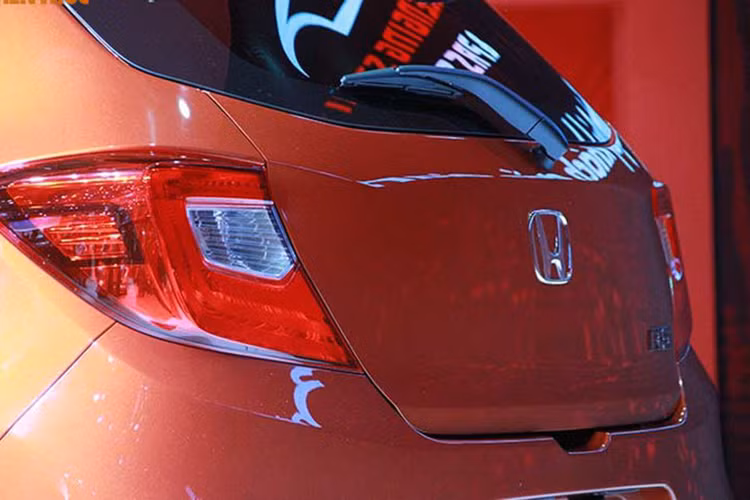Trên đầu xe xuất hiện cụm đèn pha góc cạnh lấy từ người anh em MPV giá rẻ Mobilio và lưới tản nhiệt mạ crôm dày dặn giống Amaze thế hệ mới. Đằng sau xuất hiện cửa cốp một nửa bằng kính, cụm đèn hậu rộng hơn và ăng-ten nhỏ trên nóc. Ngoài ra, xe còn được trang bị bộ vành hợp kim 15 inch sơn 2 màu theo phong cách thể thao.