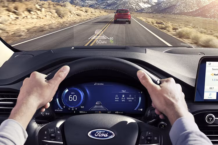 Ngoài ra, Escape cũng có hệ thống FordPass Connect (trang bị tiêu chuẩn) cung cấp kết nối Wi-Fi 4G LTE cho tối đa 10 thiết bị, cho phép người lái truy cập xe từ xa qua điện thoại thông minh để khóa/ mở khóa, định vị và khởi động xe,... hàng ghế thứ 2 của xe có thể trượt cho phép hành khách ngồi phía sau gia tăng chỗ để chân hơn.