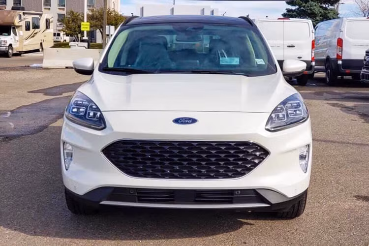 Phần đầu xe, các nhà thiết kế Ford đã lấy cảm hứng từ lưới tản nhiệt hình thang trên Mustang thế hệ thứ 6 để thiết kế lưới tản nhiệt cho Escape hoàn toàn mới, bên cạnh đó phần đầu xe còn vay mượn thiết kế từ siêu xe "flagship" của hãng - Ford GT. Phần mui xe được thiết kế dốc hơn, trông mềm mại và bớt gồ ghề hơn thế hệ trước. 