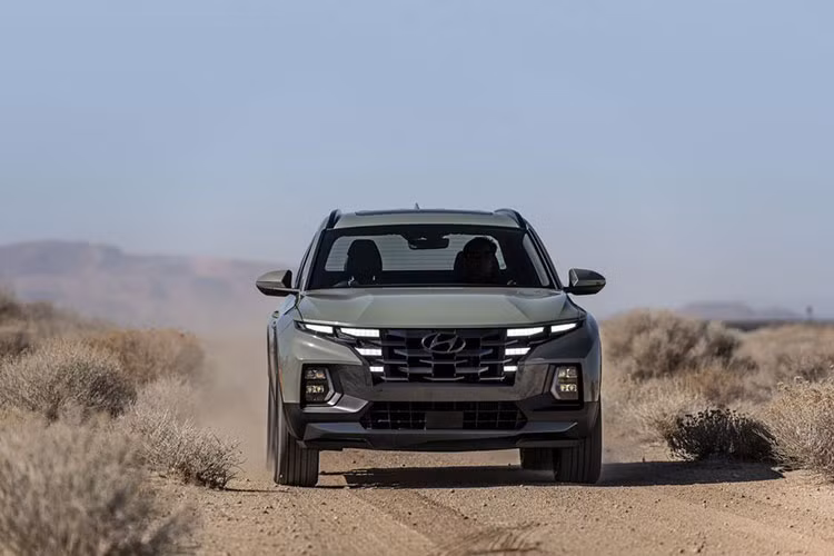Đặc biệt, những chiếc Hyundai Santa Cruz hàng đầu đều đạt tiêu chuẩn với các hệ thống hỗ trợ lái tiên tiến hơn như hỗ trợ lái xe trên đường cao tốc, màn hình quan sát toàn cảnh, hỗ trợ giới hạn tốc độ thông minh và kiểm soát hành trình thông minh có chức năng Stop/Start. Hyundai Santa Cruz sẽ chính thức được bán ra vào cuối tháng này, xe được sản xuất tại Montgomery, Alabama.