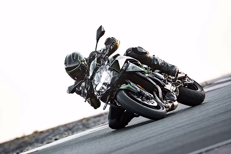 Tại thị trường Mỹ, giá xe Kawasaki Z H2 mới là 17.000 USD (tương đương với khoảng 393 triệu đồng). Xe sẽ bán ra với 3 phiên bản màu bao gồm Đỏ đen, Xanh xám và Đen. Dự tính mẫu xe này sẽ về Việt Nam vào khoảng đầu năm 2020.