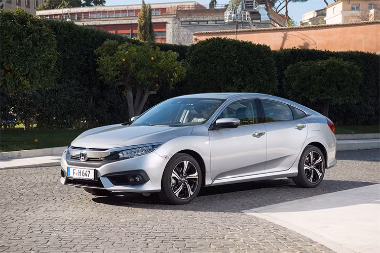 Ra mắt vào giữa năm 2017, mẫu xe Honda Civic 2018 sẽ được bán ra với 2 biến thể là sedan và coupe. Xe được thiết kế dựa trên hệ khung gầm mới khác hoàn toàn so với người tiền nhiệm. Nền tảng mới này được chế tạo bằng thép cường lực cao không chỉ làm cho nó cứng hơn mà còn nhẹ hơn, cải thiện động lực lái xe.