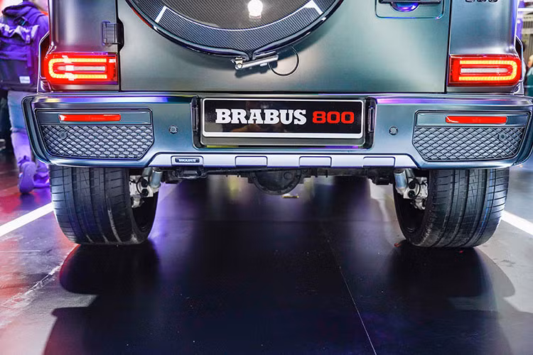 Với những chủ xe đam mê carbon khó có thể bỏ qua chiếc Brabus G800 này, dễ thấy như mặt ca-lăng, nắp ca-pô, mui xe, ốp lốp dự phòng, tay nắm cửa, lẫy chuyển số vô-lăng… đều được dát “chất liệu” này. Chưa hết, xe còn được trang bị bộ mâm Monoblock Z “Platium Edition” đa chấu sơn đen kích thước lên tới 24 inch, đi cùng phần ốp carbon cứng cáp.