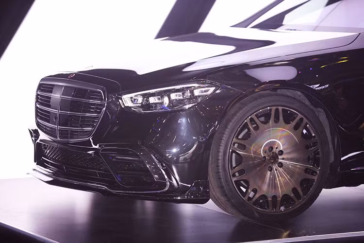 Trên Brabus B50, xe được trang bị thêm mô-đun B50 - 500 PowerXtra do Brabus phát triển bên cạnh khối động cơ xăng 6 xi-lanh thẳng hàng, tăng áp, dung tích 3.0 lít nguyên bản nhằm có thể giúp xe tạo ra công suất mới là 493 mã lực, tăng 58 mã lực và mô-men xoắn cực đại đạt con số 590 Nm.