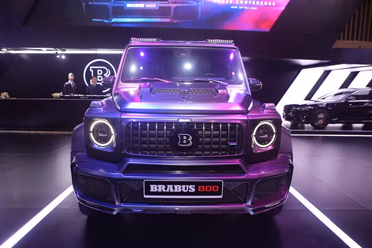 Mẫu xe SUV Brabus G800 là đại diện mới nhất trong dòng sản phẩm phát triển từ nguyên mẫu G-Class. Phần ngoại thất của G800 được gắn bộ body-kit Brabus Widestar, bao gồm cản trước và sau, ốp chắn bùn mở rộng từ sợi carbon, hốc hút gió đôi kích thước lớn trên nắp capo và các cửa thông gió chắn bùn phía sau.
