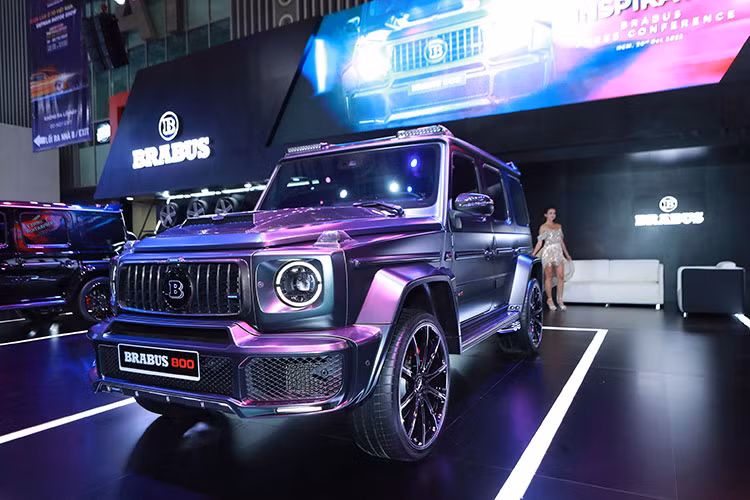 Brabus G800 sở hữu khối động cơ mạnh 800 mã lực, đi cùng mô-men xoắn cực đại lên tới 1.000 Nm tại 6.600 vòng/phút. Xe mất 4,1 giây để tăng tốc từ 0-100 km/h, trong khi xe nguyên bản phải mất tới 4,5 giây. Brabus G800 có tốc độ tối đa được giới hạn điện tử tại 240 km/h.