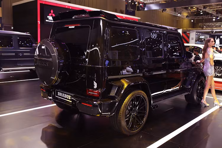 Mẫu G400 của hãng độ Đức sở hữu gói độ Widestar đặc trưng của Brabus phát triển cho dòng G với các bộ phận được thay thế bằng chất liệu carbon, tiêu biểu như trên nắp ca-pô, hệ thống đền LED trên nóc, bánh xe dự phòng phía sau.