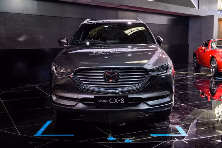 Diện mạo bên ngoài của CX-8 mới vẫn mang thiết kế theo ngôn ngữ Kodo đặc trưng hãng xe ôtô Mazda. Phần đầu xe nổi bật với bộ lưới tản nhiệt hình miệng cười cách điệu, gồm các thanh ngang mạ cờ-rôm xếp song song nhau, nối cùng cụm đèn pha tích hợp dải LED sang trọng.