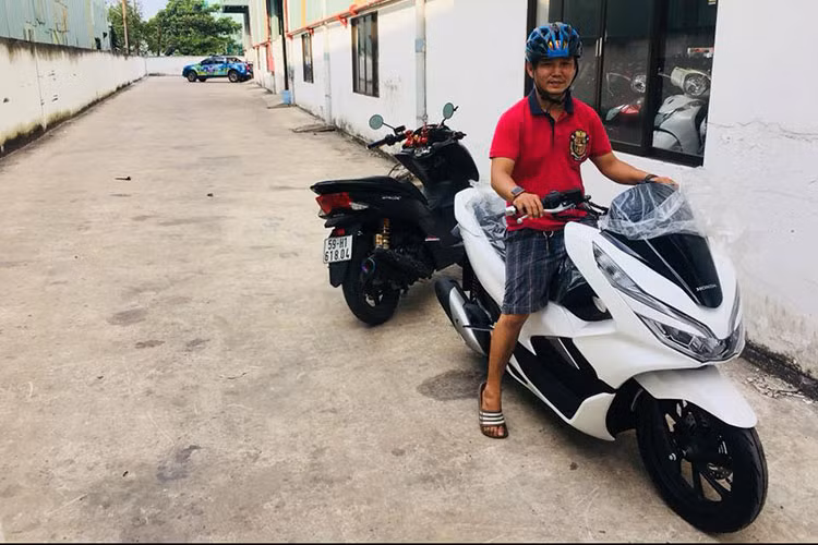 Tại thị trường Việt Nam - mẫu xe ga Honda PCX 125 mới sẽ có giá 56,49 triệu đồng trong khi PCX150 lần đầu được bán ra sẽ có giá 70,49 triệu đồng. Tất cả sẽ có mặt tại đại lý ủy quyền trên toàn quốc từ ngày 15/01/2018. Xe có chế độ bảo hành 3 năm hoặc 30.000 km tùy theo điều kiện nào đến trước. 