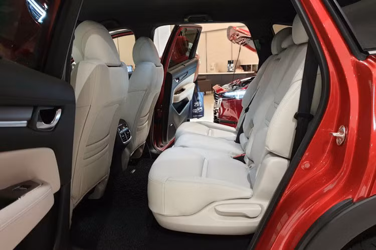 Xe được trang bị gói an toàn Mazda i-Activsense gồm: cảnh báo chệch làn đường, giữ làn đường, cảnh báo điểm mù và cruise control radar hay không. Cả hai phiên bản có 2 lựa chọn 7 và 6 chỗ với cách bố trí (2-2-3) và (2-2-2), trong đó phiên bản 6 chỗ hàng ghế thứ 2 sẽ có bệ tỳ tay trung tâm.