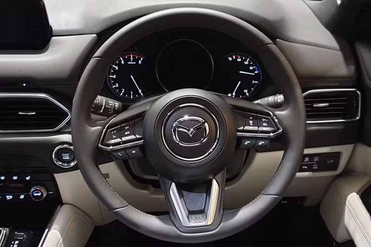 Một số trang bị an toàn như: 06 túi khí, hệ thống cân bằng điện tử (Dynamic Stability Control), loạt phanh ABS, EBD, kiểm soát lực kéo và khởi hành ngang dốc (Hill Launch Assist), hệ thống hỗ trợ kiểm soát gia tốc độc quyền của Mazda - G-Vectoring Control (GVC),...