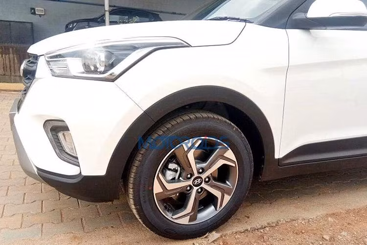 Điểm mới duy nhất ở bên sườn xe chính là bộ vành hợp kim 17 inch với thiết kế 5 chấu dạng cách quạt. Dù chỉ thay đổi nhẹ nhưng thiết kế ngoại thất của Hyundai Creta 2018 trông vẫn cao cấp hơn phiên bản cũ.