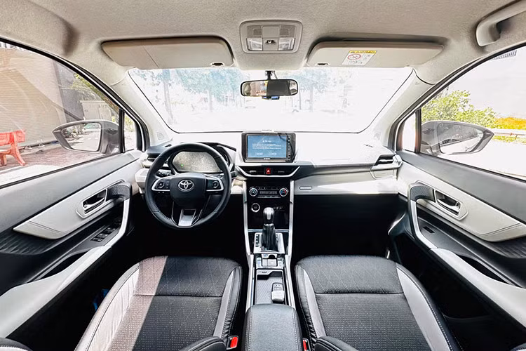 Mở bán tại Việt Nam từ tháng 3/2022, mẫu xe MPV Toyota Veloz Cross nhận được sự quan tâm lớn từ người tiêu dùng trong nước với doanh số liên tục thuộc top đầu phân khúc, thậm chí từng góp mặt vào nhóm xe bán chạy nhất thị trường.