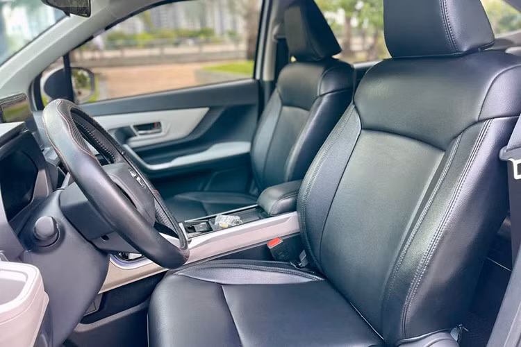Đi cùng với đó là loạt trang bị hiện đại được trang bị cho Toyota Veloz Cross như lưới tản nhiệt giống các mẫu xe sang Lexus, nhiều chi tiết mạ chrome trang trí, mâm xe 17 inch, đèn chiếu sáng trước LED, đèn hậu LED nối liền nhau.