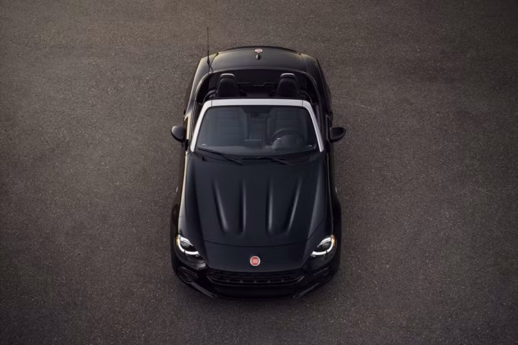 Về kích thước chiếc FIAT 124 Spider mới cho cảm giác nó như thể là anh em sinh đôi của chiếc Mazda MX-5 của hãng xe Nhật.