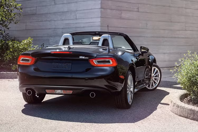  Fiat 124 spider sở hữu và đảm nhận những nét thiết kế cổ điển hơn. Thực tế, 124 sẽ có sẵn trong hai phiên bản khác nhau: Classica và Lusso (lusso trong tiếng Ý có nghĩa là xa xỉ). 
