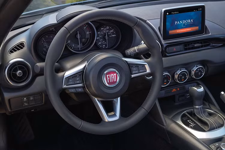 Điều có lẽ để nhận thấy sự khác biệt nội thất của FIAT 124 Spider với mẫu xe đến từ Nhật đó chính là logo FIAT nằm ngay ngắn trên vô lăng xe.