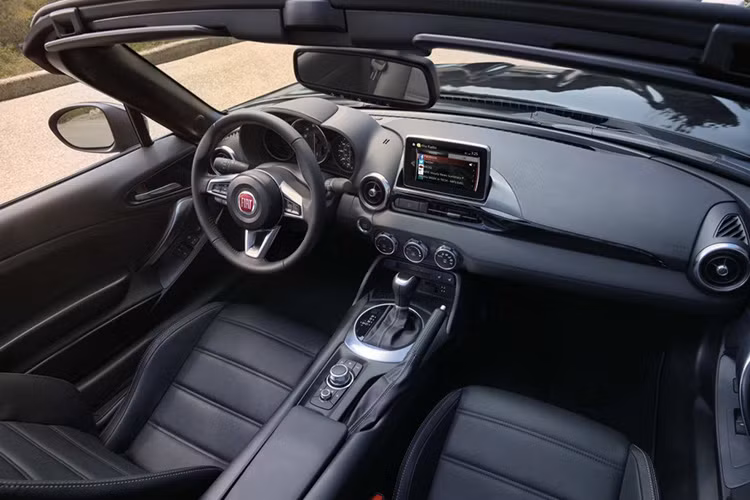 Nội thất của FIAT 124 Spider cũng mang hơi hướng giống chiếc MX-5 của Mazda từ bảng điều khiển, cụm đồng hồ và các núm điều khiển hệ thống điều hòa.