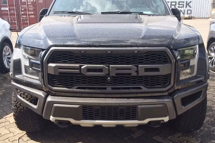 Ngoài ra, mẫu xe bán tải cớ lớn nhà Ford còn được trang bị hệ thống treo thể thao hàng hiệu của Fox, 2 ống xả cỡ lớn phía sau, bộ mâm hợp kim 17 inch sơn đen và lốp BFGoodrich All-Terrain. Đuôi xe gây ấn tượng với logo cỡ lớn kết hợp 2 ống xả đơn riêng biệt.