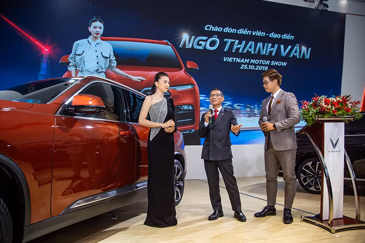 Được biết, đây cũng là lần đầu tiên chiếc SUV hạng sang VinFast LUX SA2.0 ra mắt tại một triển lãm xe ở Việt Nam. Tròn một năm về trước, mẫu xe này đã được trình làng tại triển lãm Paris Motor Show 2018. VinFast LUX SA2.0 cũng mới được chứng nhận an toàn ASEAN NCAP 5 sao.