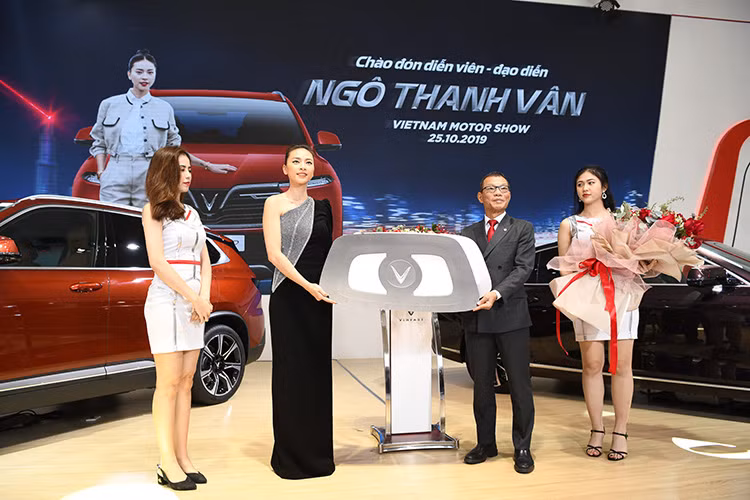 Tại buổi lễ tặng xe VinFast LUX SA2.0 cho mình, Ngô Thanh Vân cũng hy vọng thương hiệu Việt sẽ "chơi lớn" khi cho mượn xe trong các bộ phim hành động sắp tới của nữ đạo diễn này. Chiếc VinFast LUX SA2.0 của Ngô Thanh Vân có màu sơn đỏ cam. Giá xe VinFast LUX SA2.0 đang được niêm yết bán chính hãng 1,999 tỷ đồng.