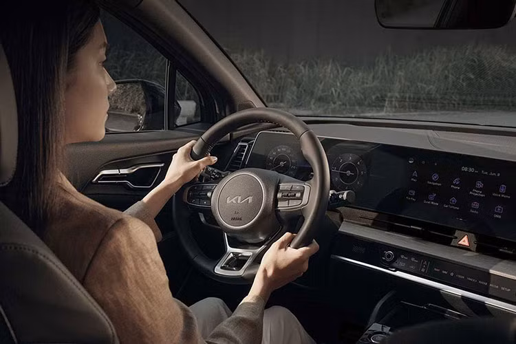 Kia Sportage thế hệ mới sở hữu vóc dáng và phong cách thiết kế tổng thể hoàn toàn thay đổi so với phiên bản tiền nhiệm. Trước đây khi nhắc tới Sportage, người ta thường nói tới một mẫu xe có vẻ ngoài tròn trịa và lạ mắt. Tuy nhiên, điều này đã thay đổi toàn diện trên phiên bản mới.