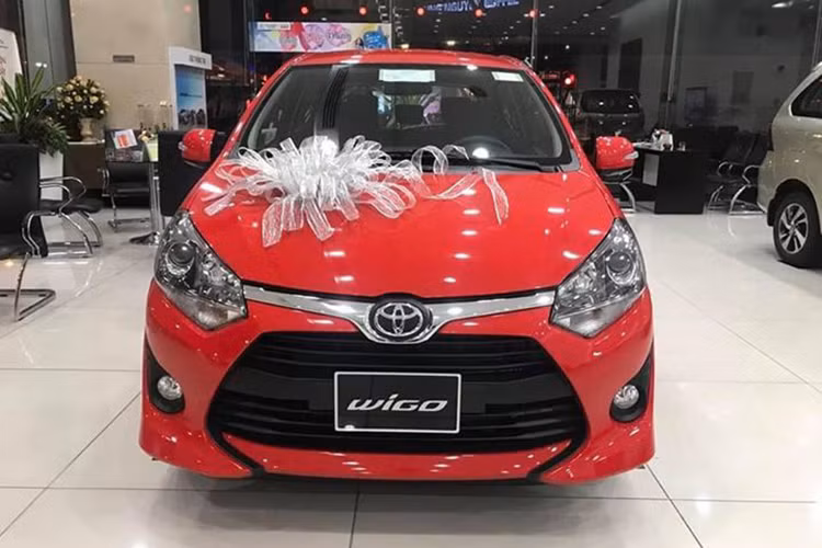 Với mức giảm này, giá xe Toyota Wigo được đưa về ở mức 305 triệu đồng đối với phiên bản MT và 365 triệu đồng cho phiên bản AT. Đây được xem là mức hấp dẫn nhất kể từ khi mẫu xe này được nhập khẩu về Việt Nam và ra mắt rầm rộ vào năm ngoái. 