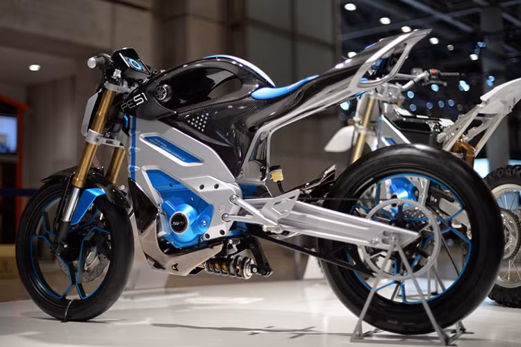 Hiện tại, thương hiệu xe máy Yamaha chỉ phân phối duy nhất mẫu xe điện E-Vino tại thị trường châu Á. Xe chỉ có phạm vi hoạt động 29 km cùng vận tốc tối đa 30,5 km/h khiến E-Vino không thực sự được chào đón. 