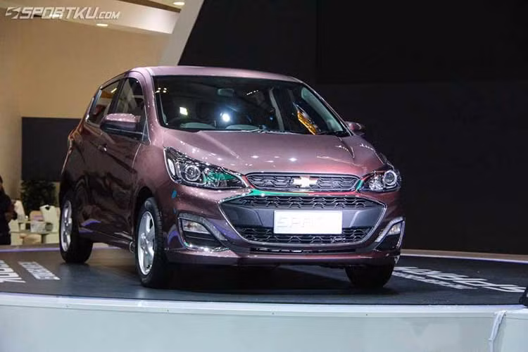 Trên mẫu xe hatchback nhỏ xinh này, nó được trang bị lưới tản nhiệt nâng cấp đi kèm viền mạ crôm. Trước đây, lưới tản nhiệt của Chevrolet Spark tách riêng làm 2 phần. Trong khi đó, ở Chevrolet Spark 2019, lưới tản nhiệt trên và dưới chỉ được ngăn cách bằng một dải crôm mỏng.