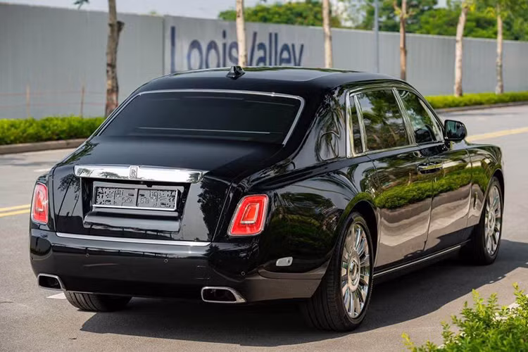Ngoại thất của chiếc xe Rolls-Royce Phantom thế hệ thứ 8 đang được chào bán 63,5 tỷ đồng có màu đen, với tầm tiền này, bộ áo trên tỏ ra không có gì quá đặc sắc, xe đi kèm nhiều chi tiết mạ crôm, và logo huyền thoại Spirit of Ecstasy vẫn là màu bạc, không phải được mạ vàng hay phát sáng.