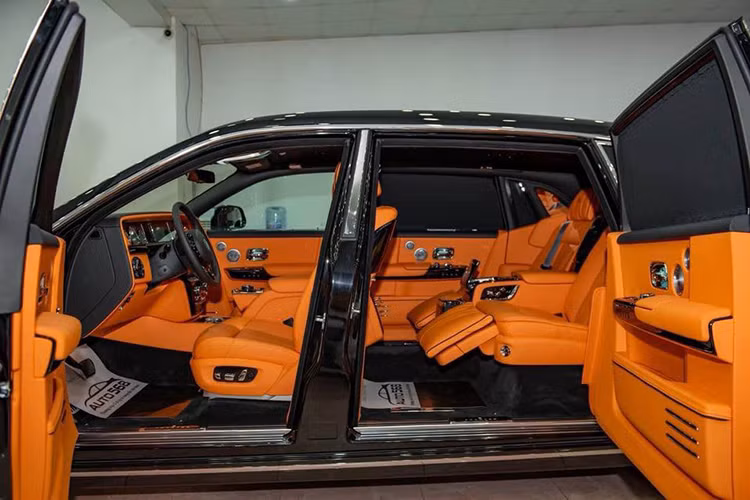 Tiến vào bên trong khoang lái, nội thất chiếc xe siêu sang Rolls-Royce Phantom thế hệ thứ 8 này được phủ tông màu cam Hermes rất thời thượng, xe thuộc bản trục cơ sở dài, vì thế, hàng ghế sau rất rộng rãi, trên đầu có trần sao.