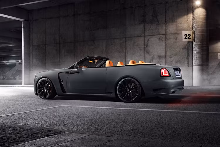 "Trái tim" của chiếc xe Rolls-Royce Dawn là khối động cơ V12, Biturbo, dung tích 6,6 lít, tạo ra công suất tối đa 563 mã lực và mô-men xoắn cực đại 780 Nm. Mẫu xe mui trần này cũng được trang bị hộp số ZF 8 cấp tự động có hỗ trợ vệ tinh tương tự như Rolls-Royce Wraith.
