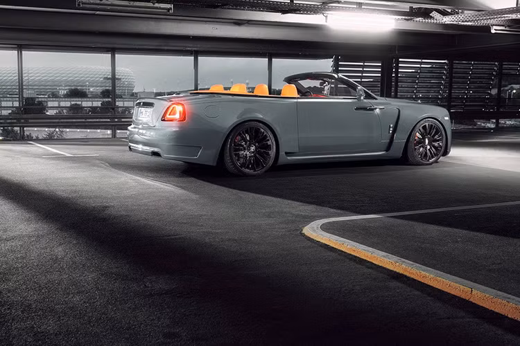 Dawn về cơ bản chính là phiên bản mui trần của "người anh em" Wraith. Tên của Rolls-Royce Dawn được lấy cảm hứng từ mẫu xe sang mui trần Silver Dawn ra đời trong khoảng thời gian khá ngắn ngủi, từ năm 1950 - 1954. Xe chỉ mất khoảng 20 giây để đóng hoặc hạ mui, bề mặt mui mềm mượt hoàn hảo kết hợp với công nghệ có tên French Seam.