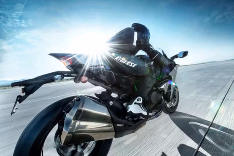 Ở phiên bản giới hạn đường đua mới này chiếc siêu môtô Kawasaki Ninja H2R 2017 về ngoại hình gần như không có bất cứ sự thay đổi nào về ngôn ngữ thiết kế so với trước đây - vẫn là vẻ dữ dằn, hầm hố với những đường nét góc cạnh đặc trưng.