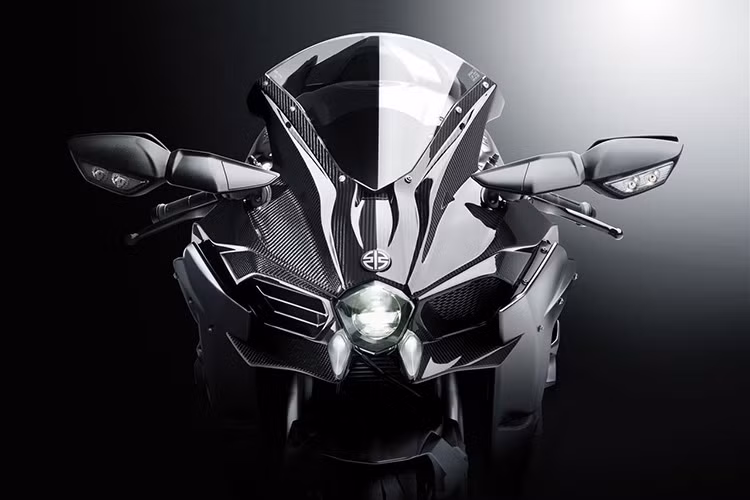 Ninja H2R 2017 còn được trang bị hệ thống đo lường quán tính 6 trục (IMU), hệ thống kiểm soát lực kéo KTRC nâng cấp và hệ thống chống bó cứng phanh thông minh KIBS. Hệ thống ống xả của Ninja H2 mới cũng được tinh chỉnh để đáp ứng tiêu chuẩn khí thải Euro 4.