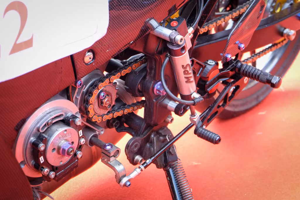 Hệ thống này được điều khiển thông qua hệ thống hơi bằng một piston nối trực tiếp với chân sang số. Đây là công nghệ mới chỉ áp dụng trên các dòng xe phân khối lớn, giúp người điều khiển tập trung hơn mà không cần chú ý tới các thao tác sang số cơ bản. Chân sang số hiệu Gilles. 