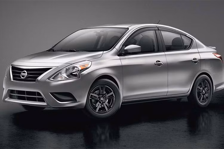 Trong khi các đối thủ cùng phân khúc đã cách tân mạnh mẽ về kiểu dáng, Nissan vẫn giữ vững thiết kế xưa cũ, giống với phiên bản Sunny đang bán tại thị trường Việt Nam. Ưu thế duy nhất của mẫu xe Nissan Sunny 2019 tại Mỹ là giá bán rất rẻ, chỉ từ 12.360 USD (khoảng 333 triệu đồng).
