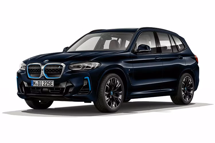 Bên cạnh, i4, BMW iX3 2023 tại Việt Nam thuộc bản nâng cấp giữa vòng đời, sự khác biệt của mẫu xe này so với BMW X3 nằm ở lưới tản nhiệt khép kín, có thêm việc đục lỗ, thay vì các thanh nan dọc mạ crôm như bản máy xăng, tiếp đến là viền lưới tản nhiệt được hoàn thiện màu xanh dương, đúng chất các xe điện khí hóa của nhà BMW. 