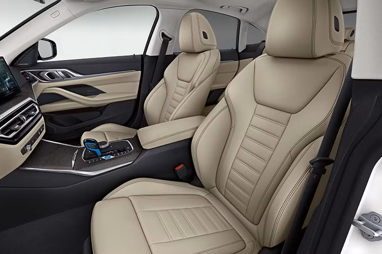 Xe sở hữu thiết kế mui xe vát mạnh về phía sau, giống 4-series Gran Coupe với 4 cửa và 4 chỗ ngồi. Nội thất của BMW i4 nổi bật với màn hình 12,3 inch sau vô-lăng, kết hợp với màn hình giải trí 14,9 inch tạo thành một khối mà BMW gọi là màn hình cong.