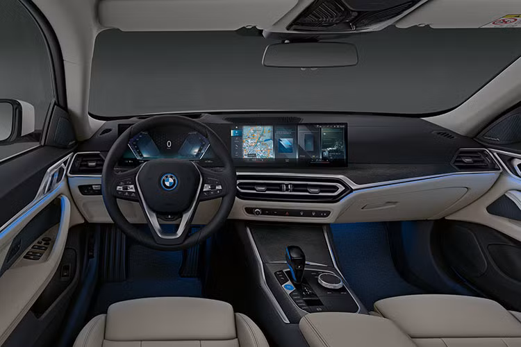 Chiếc coupe 4 cửa BMW i4 sử dụng cụm pin lithium-ion với dung lượng 83,9 kWh, đủ để xe có thể chạy 590 km sau khi sạc đầy pin. BMW i4 dùng bộ sạc nhanh DC 200 kW, giúp người lái chạy thêm 164 km nữa chỉ sau 10 phút sạc.