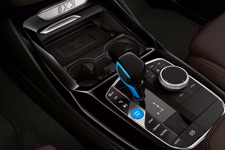 Điểm ấn tượng nhất của BMW iX3 nằm ở hệ truyền động, nơi chiếc xe này được trang bị hệ dẫn động cầu sau và mô-tơ điện mạnh 282 mã lực cùng mô-men xoắn cực đại 400 Nm, nhờ đó, phiên bản EV của BMW X3 có thể tăng tốc từ vị trí xuất phát lên 100 km/h trong thời gian 6,8 giây trước khi đạt vận tốc tối đa 180 km/h.