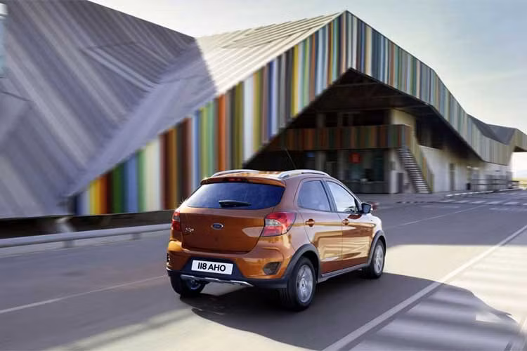 Có kích thước tổng thể dài 3,88 mét, rộng 1,69 mét và cao 1,52 mét cho phiên bản hatchback, Ford Ka+ phiên bản mới 2019 có kích thước rất phù hợp cho các gia đình nhỏ sống tại đô thị. Phần đầu của xe sở hữu lưới tản nhiệt hình mắt cáo mới và thanh crôm bao xung quanh.