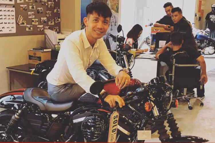 Ngoài những chiếc xe ôtô 4 bánh, đại gia Minh Nhựa còn rất đam mê với các dòng xe 2 bánh bao gồm xe máy và môtô. Có vẻ như trong garage xe của mình quá chật chội nên đại gia này quyết định thanh lý rất nhiều xe khủng như Porsche Cayenne Coupe, VinFast LUX SA2.0, BMW X3, BMW Z4... hay mới đây nhất là việc chiếc Harley-Davidson Iron 883 Café Racer bản đặc biệt.