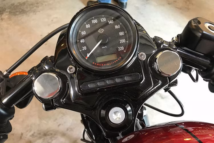 Được biết, đây là một trong những chiếc Harley-Davidson Iron 883 đặc biệt nhất của hãng xe môtô Mỹ tại Việt Nam bởi chỉ nhập về đúng 1 chiếc mang số thứ tự 81/100 chiếc được sản xuất trên toàn thế giới.