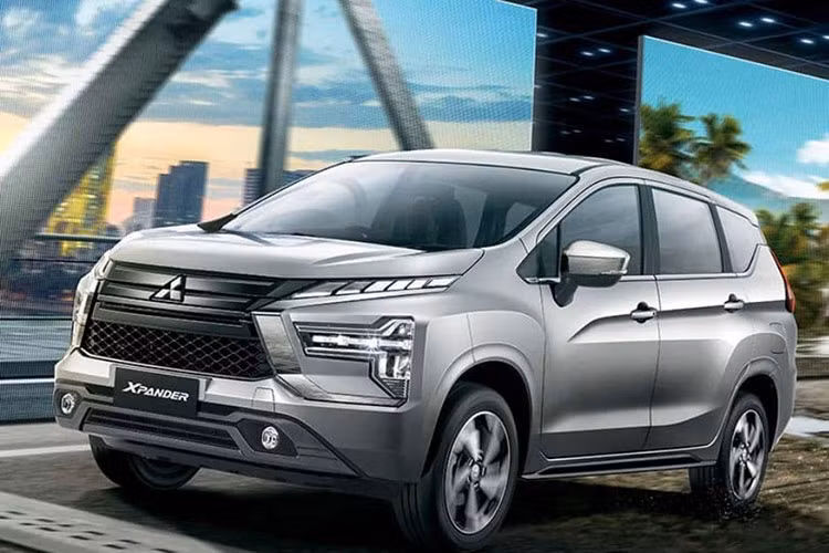 "Trái tim" của Mitsubishi Xpander 2022 vẫn là khối động cơ xăng 4 xi-lanh, dung tích 1.5L như cũ, tạo ra công suất tối đa 105 mã lực và mô-men xoắn cực đại 141 Nm. Tuy nhiên, động cơ giờ đây lại kết hợp với hộp số biến thiên vô cấp CVT thay cho loại tự động 4 cấp cũ.
