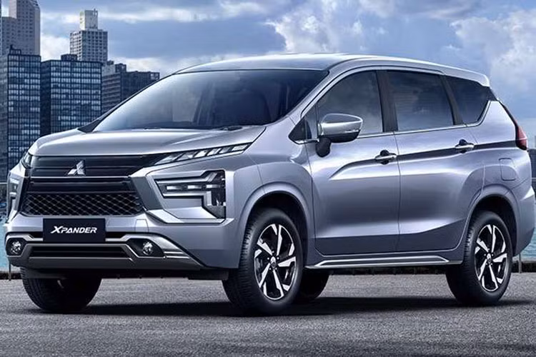 Hai bên lưới tản nhiệt vẫn là hệ thống đèn 2 tầng. Tuy nhiên, cụm đèn pha đã được đổi sang thiết kế hình chữ "T" nằm ngang mới. Trong khi đó, ở phiên bản cũ, đèn pha được thiết kế dọc và đặt sâu trong hốc. Bên trên là dải đèn LED định vị ban ngày mới, kéo dài hơn về phía chắn bùn trước. Cản trước và tấm ốp gầm mới, tích hợp 2 đèn sương mù hình tròn.