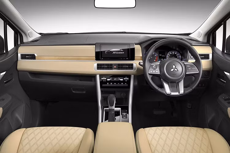 Không chỉ cải tiến về thiết kế, Mitsubishi Xpander 2022 còn được tăng nhẹ kích thước. Theo đó, khoảng cách từ tâm bánh xe đến điểm xa nhất của đầu xe tăng 75 mm trong khi khoảng cách từ tâm bánh xe đến điểm xa nhất của đuôi xe tăng 45 mm, mang đến cảm giác cao cấp hơn. Ngay cả chiều cao của xe cũng tăng thêm từ 15 - 20 mm so với phiên bản cũ, giúp khoảng sáng gầm đạt mức 225 mm thay vì 220 mm như cũ.