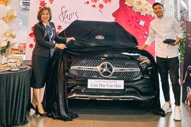 Mức giá xe Mercedes-Benz GLC 300 mới này hiẹn có mức chính hãng khoảng hơn 2,4 tỷ đồng. Về thành tích, Đoàn Văn Hậu từng đón nhận rất nhiều các giải thưởng lớn trong nước cũng như quốc tế, trong đó phải kể tới như danh hiệu "Cầu thủ trẻ xuất sắc nhất Đông Nam Á" năm 2017, "cầu thủ trẻ nam xuất sắc nhất Việt Nam năm 2017 và 2018".