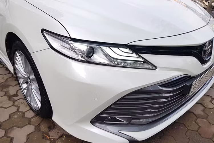 Toyota Camry 2019 mới sở hữu phong cách thiết kế mang tính "lột xác" so với phiên bản hiện hành. Phần đầu xe với lưới tản nhiệt hình chữ X cỡ lớn kết hợp cùng hệ thống đèn chiếu sáng công nghệ mới Hi-LED. Xe cũng sẽ được trang bị cửa sổ trời - đây là điểm đặc biệt so với các phiên bản lắp ráp tại thị trường Việt Nam trước đây.